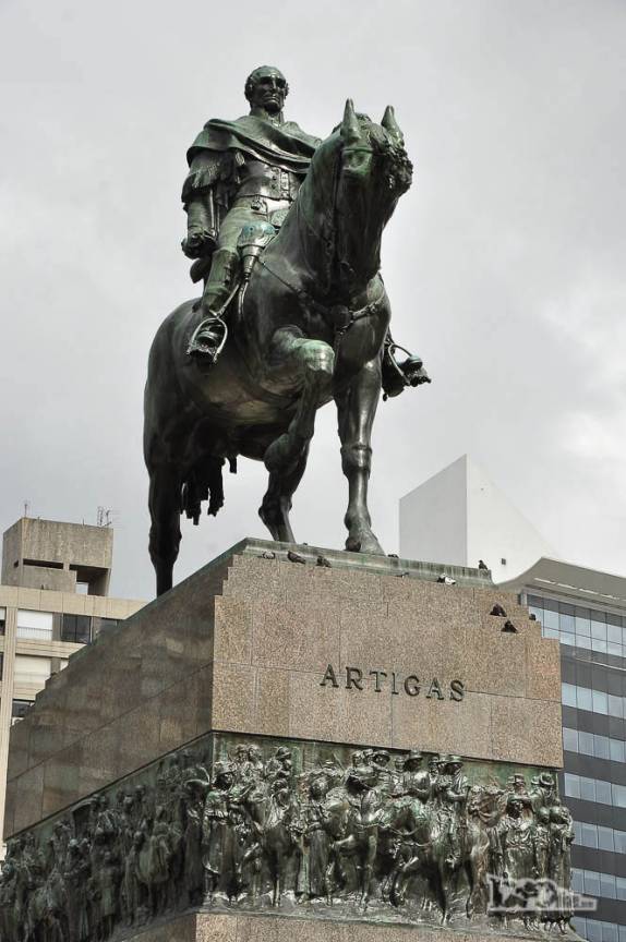 A imponente estátua em honra ao General Artigas, o maior heroi nacional, na Plaza Independencia, no Centro Velho de Montevideo, no Uruguai
